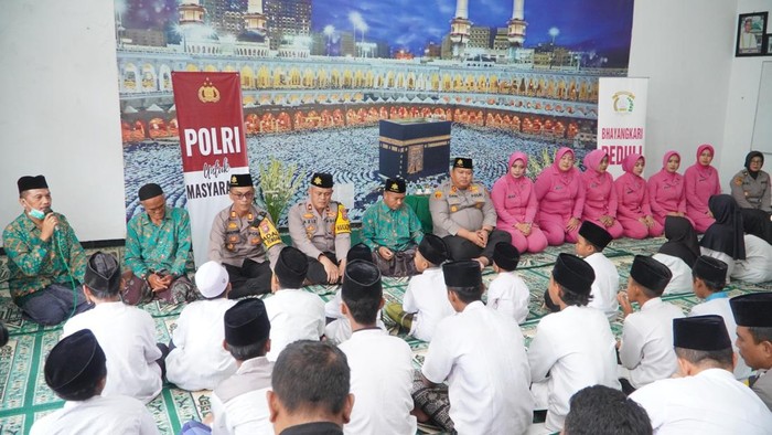 Kunjungan Kapolres Pasuruan bersama jajaran dan Bhayangkari di Yayasan Yatim Piatu Al-Muttaqin