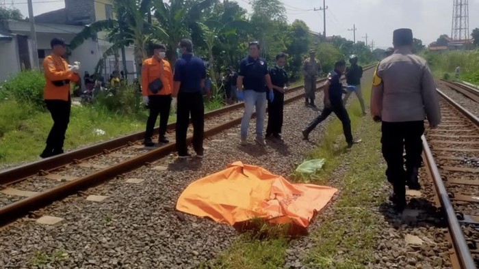 Lansia tanpa identitas ditemukan tewas tertabrak kereta di Surabaya