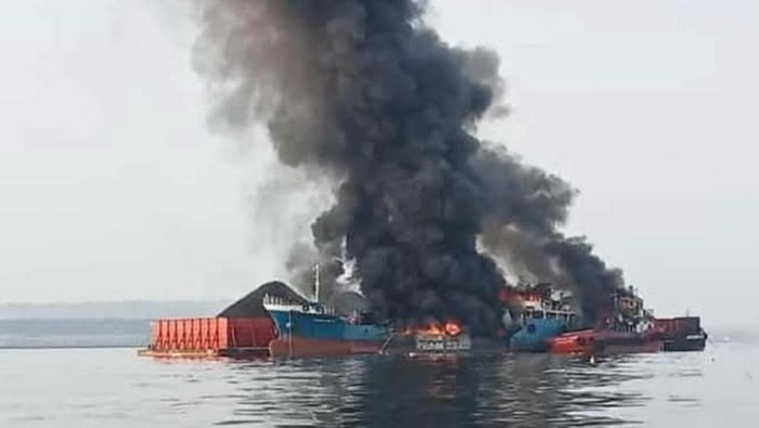 Ledakan kapal MT Ronggolawe di Lamongan