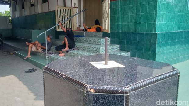 Masjid Al Mujahidin dan jam mataharinya di Desa Kadirejo, Kecamatan Karanganom, Klaten, Kamis (13/3/2025).