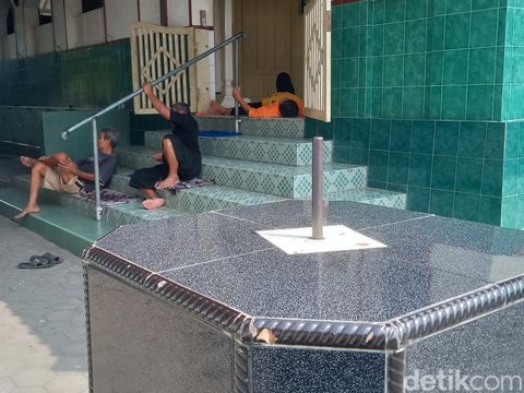 Masjid Al Mujahidin dan jam mataharinya di Desa Kadirejo, Kecamatan Karanganom, Klaten, Kamis (13/3/2025).