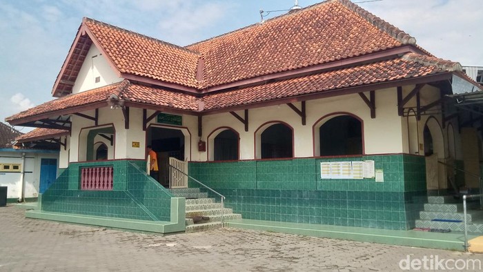 Masjid Al Mujahidin dan jam mataharinya di Desa Kadirejo, Kecamatan Karanganom, Klaten, Kamis (13/3/2025).