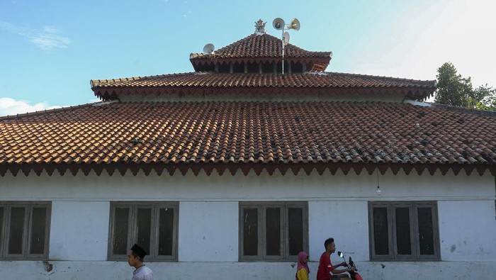 Masjid kuno peninggalan Kesultanan Banten Dua anak melintas di dekat Masjid Kenari, Kasemen, Kota Serang, Banten, Rabu (12/3/2025). Masjid yang diperkirakan dibangun pada tahun 1600-an di masa raja keempat dari Kesultanan Banten yakni Sultan Abdul Mafakhir Mahmud Abdul Kadir itu merupakan salah satu masjid tertua di Banten dan hingga kini masih dimanfaatkan warga untuk beribadah. ANTARA FOTO/Angga Budhiyanto/foc.
