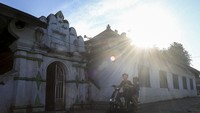 Masjid ini merupakan salah satu masjid tertua di Banten dan hingga kini masih dimanfaatkan warga untuk beribadah.  