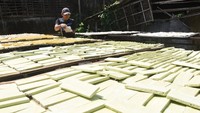 Industri rumahan tersebut mengolah 1 kuintal beras ketan putih untuk diproduksi menjadi 400 kemasan brem per hari.  