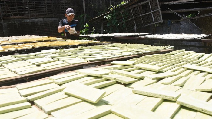Pekerja menjemur brem di sebuah industri rumahan di Kaliabu, Mejayan, Kabupaten Madiun, Jawa Timur, Kamis (13/3/2025). Industri rumahan tersebut mengolah 1 kuintal beras ketan putih untuk diproduksi menjadi 400 kemasan brem per hari yang dipasarkan ke sejumah daerah di Jawa Timur, Yogyakarta dan Jawa Tengah dengan harga Rp10.000 per kemasan. ANTARA FOTO/Siswowidodo/YU