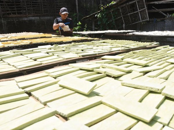 Melihat Pembuatan Brem Khas Madiun