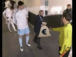 Ada pula meme Florentino Perez sedang memberikan sekantung uang kepada wasit. Foto: dok. Internet/X (Twitter)