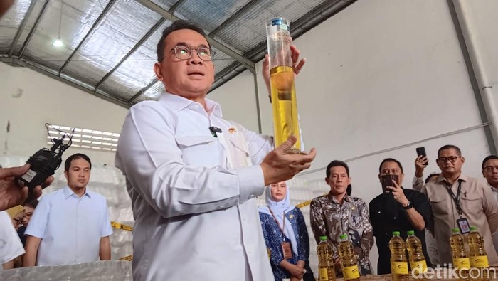 Menteri Perdagangan Budi Santoso bersama Satgas Pangan Polri menutup produsen MinyaKita yang mengurangi isi volume dalam kemasan. Produsen yang dimaksud adalah PT Artha Eka Global Asia di Karawang.