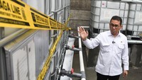 Mendag Budi Santoso meninjau tempat penampungan Minyakita di PT Artha Eka Global Asia, Kabupaten Karawang, Jawa Barat, Kamis (13/5/2025). Produsen MinyaKita ditutup karena mengurangi isi volume dalam kemasan.