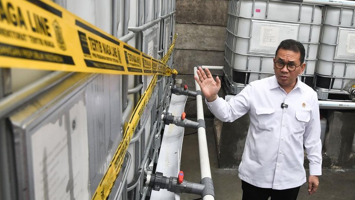 Mendag Tutup Pabrik yang Sunat Isi MinyaKita di Karawang Menteri Perdagangan Budi Santoso bersama Satgas Pangan Polri menutup produsen MinyaKita yang mengurangi isi volume dalam kemasan. Produsen yang dimaksud adalah PT Artha Eka Global Asia di Karawang.
