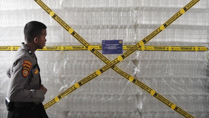 Mendag Tutup Pabrik yang Sunat Isi MinyaKita di Karawang Menteri Perdagangan Budi Santoso bersama Satgas Pangan Polri menutup produsen MinyaKita yang mengurangi isi volume dalam kemasan. Produsen yang dimaksud adalah PT Artha Eka Global Asia di Karawang.