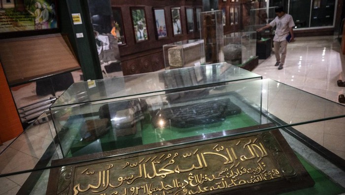 Pengunjung mengamati koleksi artefak di Museum Sejarah Perkembangan Islam, Menara Al Husna kompleks Masjid Agung Jawa Tengah (MAJT), Semarang, Jawa Tengah, Kamis (13/3/2025). Museum yang mengoleksi peninggalan sejarah masa Islam dari berbagai daerah di Jawa Tengah itu menjadi salah satu destinasi wisata religi yang dikunjungi umat Islam saat bulan Ramadhan. ANTARA FOTO/Aprillio Akbar/tom.