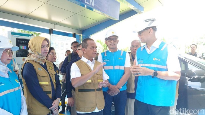 Menteri ESDM saat mengecek SPKLU di Pelabuhan Merak (M Iqbal)