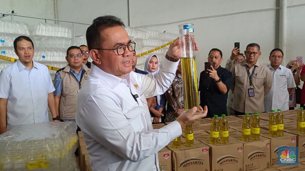 Menteri Perdagangan (Mendag) Budi Santoso melakukan ekspose temuan pabrik Minyakita tak sesuai label di PT Artha Eka Global Asia (AEGA), Karawang Sentra Bizhub, Jawa Barat, Kamis (13/3/2025). (CNBC Indonesia/Martyasari Rizky)