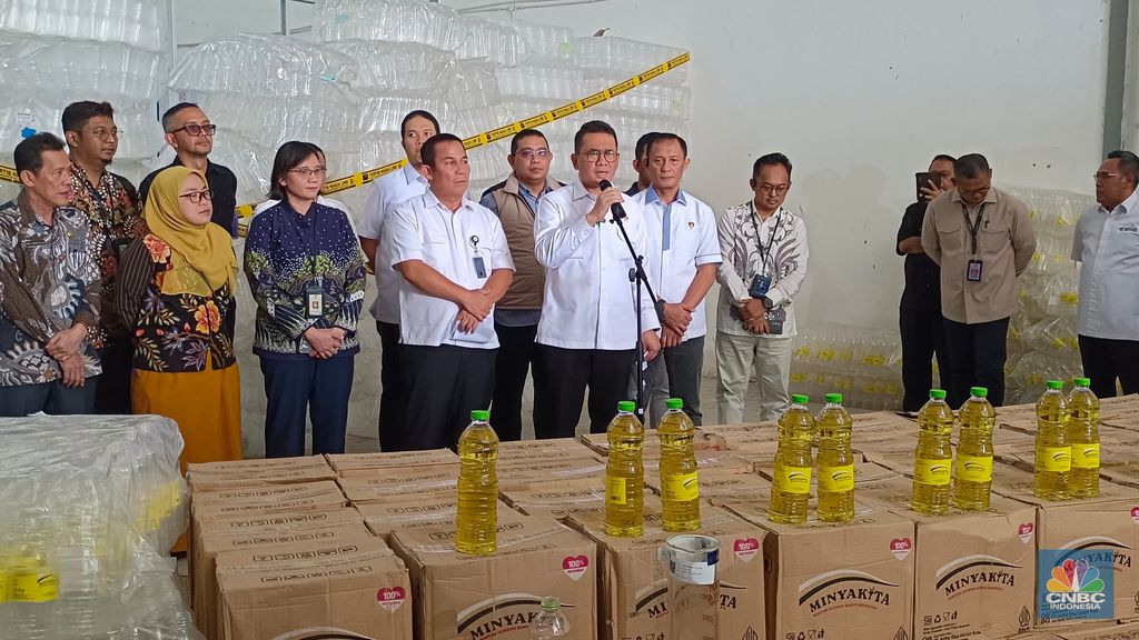 Menteri Perdagangan (Mendag) Budi Santoso melakukan ekspose temuan pabrik Minyakita tak sesuai label di PT Artha Eka Global Asia (AEGA), Karawang Sentra Bizhub, Jawa Barat, Kamis (13/3/2025). (CNBC Indonesia/Martyasari Rizky)