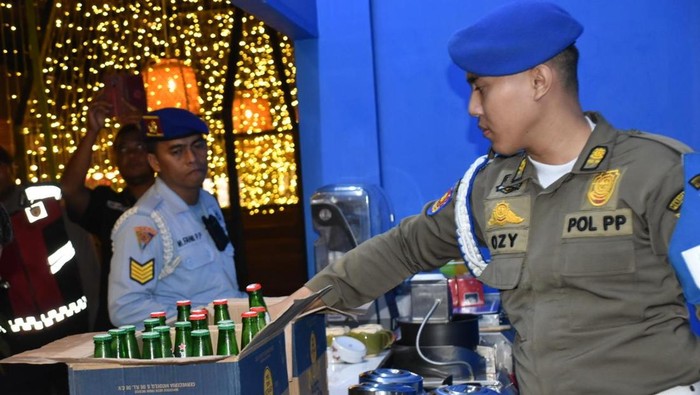 Satpol PP menggerebek restoran yang jual miras selama Ramadan
