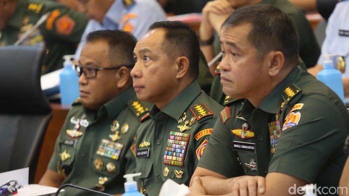 Panglima TNI-Komisi I DPR Bahas Revisi UU TNI Panglima TNI Jenderal Agus Subiyanto saat menghadiri rapat kerja dengan komisi 1 DPR di Komplek Parlemen, Jakarta, Kamis (13/3/2025). Rapat ini membahas revisi RUU TNI.