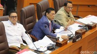 Rapat ini dipimpin oleh Ketua Komisi I DPR Utut Adianto. Rapat kerja dengan Panglima TNI dan kepala staf, saya nyatakan terbuka dan dibuka untuk umum. Ibu-bapak sebelum kita mulai mohon ditayangkan bahwa kami mendapat surat dari Bapak Presiden tolong disampaikan ke Panglima dan kepala staf atau yang mewakili, kata Utut dalam pemaparannya.