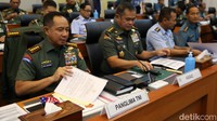 KSAD Jenderal Maruli Simanjuntak, KSAU Marsekal Mohamad Tonny Harjono, Wakil KSAL Laksdya Erwin S. Aldedharma turut hadir dalam rapat tersebut.