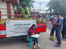 Pemkab Gianyar Gelar Pasar Murah Ketiga, Warga Antre Beli Beras-Daging