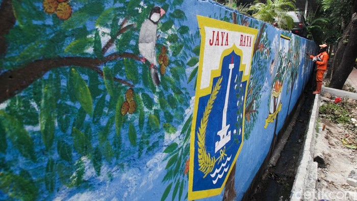 Pedestrian di Jalan Sultan Iskandar Muda (Arteri Pondok Indah), Jakarta, ditata. Penataan pedestrian termasuk lukisan mural.