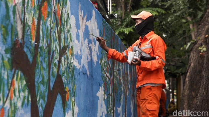 Pedestrian Arteri Pondok Indah Dipercantik Mural Pedestrian di Jalan Sultan Iskandar Muda (Arteri Pondok Indah), Jakarta, ditata. Penataan pedestrian termasuk lukisan mural.