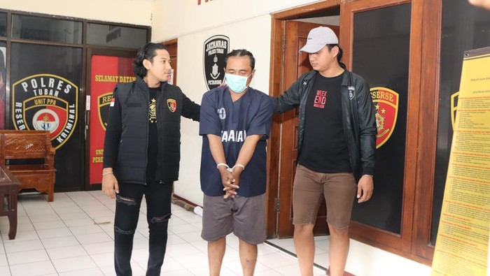Pelaku saat dikeler di Polres Tuban