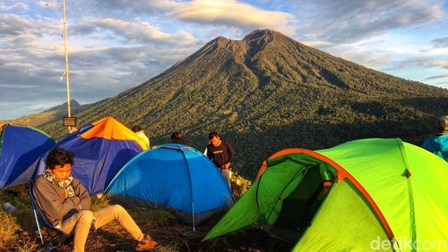 Pemandangan Gunung Rinjani dari Bukit Kondo, Lombok Timur, NTB.
