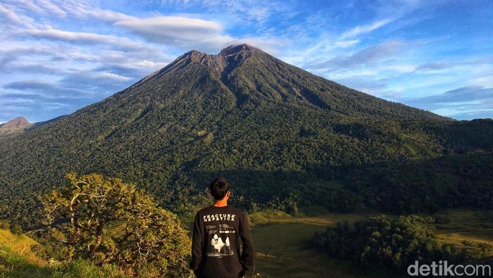 Pemandangan Gunung Rinjani dari Bukit Kondo, Lombok Timur, NTB.