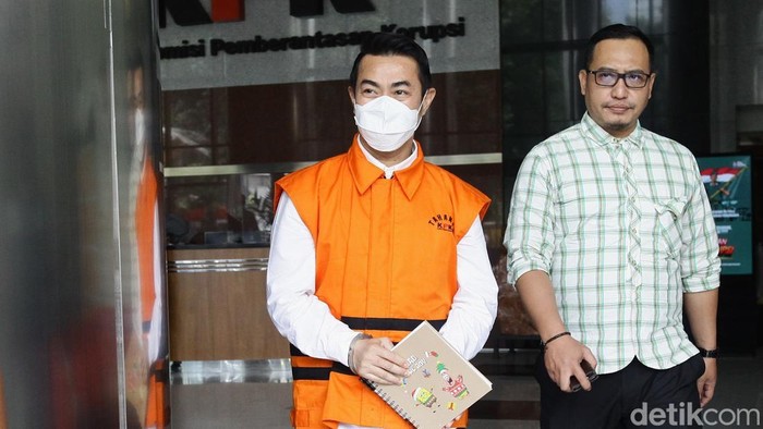 Pemeriksaan Lanjutan Mantan Pj Wali Kota Pekanbaru Tersangka kasus dugaan korupsi Risnandar Mahiwa berjalan meninggalkan gedung usai menjalani pemeriksaan lanjutan di Gedung Merah Putih, KPK, Jakarta, Kamis (13/3/2025). Pemeriksaan lanjutan terhadap Penjabat Wali Kota Pekanbaru itu untuk mendalami kasus dugaan korupsi pengelolaan anggaran di Pemerintah Kota Pekanbaru, Riau.