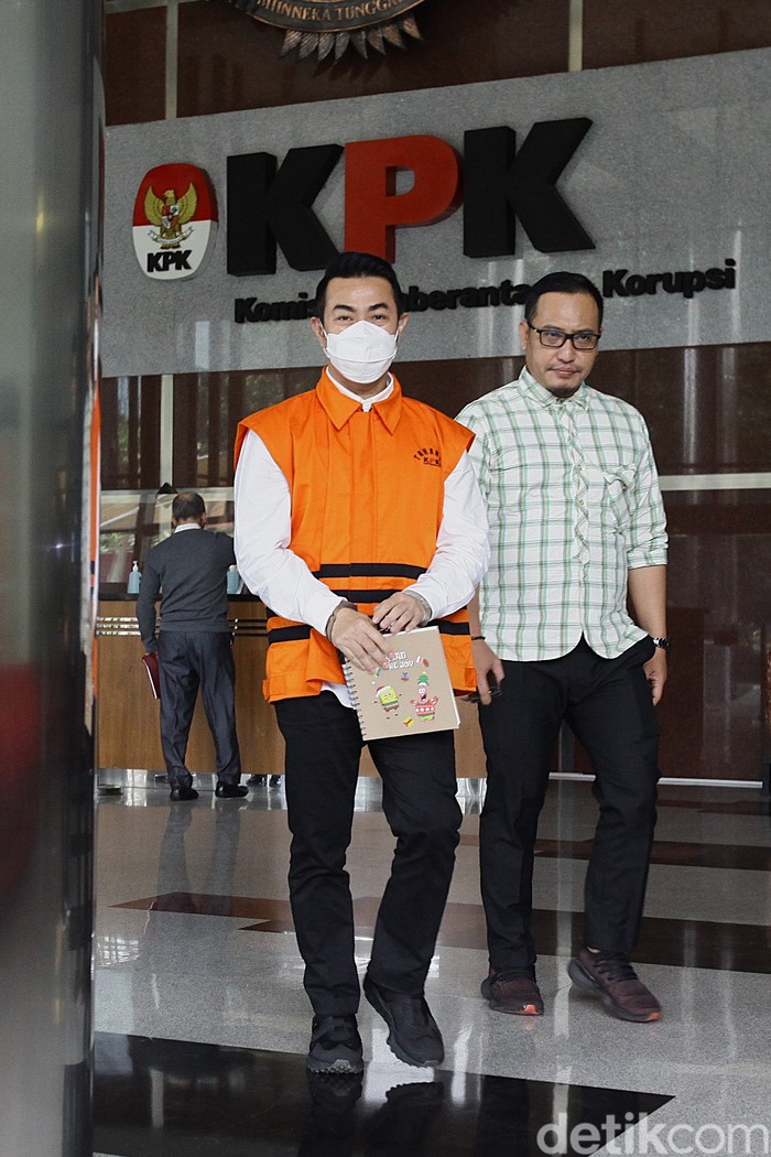 Pemeriksaan Lanjutan Mantan Pj Wali Kota Pekanbaru Tersangka kasus dugaan korupsi Risnandar Mahiwa berjalan meninggalkan gedung usai menjalani pemeriksaan lanjutan di Gedung Merah Putih, KPK, Jakarta, Kamis (13/3/2025). Pemeriksaan lanjutan terhadap Penjabat Wali Kota Pekanbaru itu untuk mendalami kasus dugaan korupsi pengelolaan anggaran di Pemerintah Kota Pekanbaru, Riau.