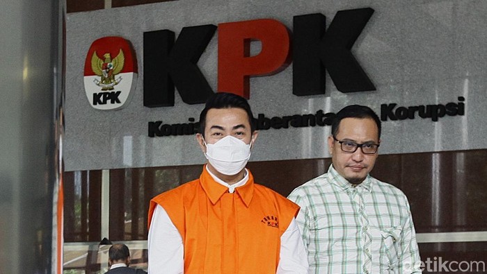 Tersangka kasus dugaan korupsi Risnandar Mahiwa berjalan meninggalkan gedung usai menjalani pemeriksaan lanjutan di Gedung Merah Putih, KPK, Jakarta, Kamis (13/3/2025). Pemeriksaan lanjutan terhadap Penjabat Wali Kota Pekanbaru itu untuk mendalami kasus dugaan korupsi pengelolaan anggaran di Pemerintah Kota Pekanbaru, Riau.