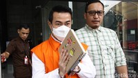 Risnandar juga menenteng sebuah buku usai menjalani pemeriksaan lanjutan di KPK.