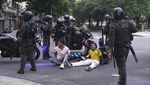 Pensiunan dan Penggemar Sepak Bola Argentina Bentrok dengan Polisi