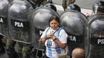 Pensiunan dan Penggemar Sepak Bola Argentina Bentrok dengan Polisi