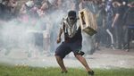 Pensiunan dan Penggemar Sepak Bola Argentina Bentrok dengan Polisi