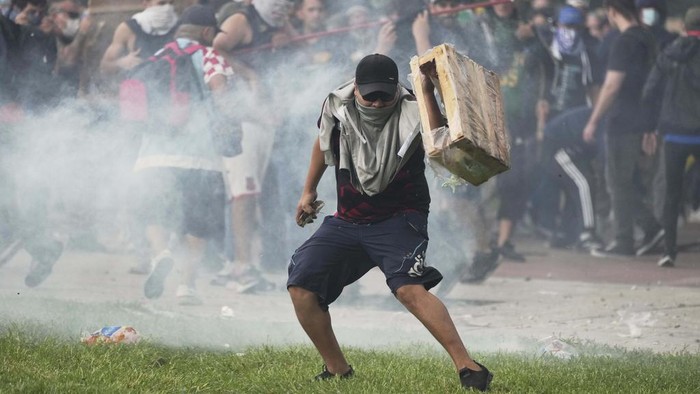 Para pensiunan Argentina dan fans beberapa tim sepak bola berantem dengan polisi Rabu (12/3). Mereka protes mingguan kepada pemerintah menuntut kenaikan pensiun.