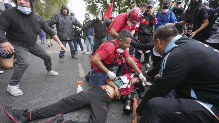 Pensiunan dan Penggemar Sepak Bola Argentina Bentrok dengan Polisi Para pensiunan Argentina dan penggemar beberapa tim sepak bola bentrok dengan polisi Rabu (12/3). Mereka protes mingguan kepada pemerintah menuntut kenaikan pensiun.