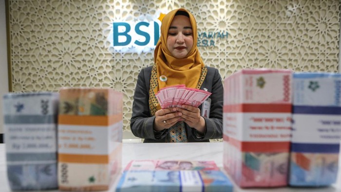 Penuhi Kebutuhan Lebaran, BSI Siapkan Uang Tunai Rp 42,88 Triliun Karyawan menunjukan uang pecahan seratus ribu di BSI Kantor Cabang The Tower, Jakarta, Kamis (13/3/2025). PT Bank Syariah Indonesia Tbk (BSI) mengalokasikan kebutuhan uang tunai selama periode 1 Maret - 7 April 2025 mencapai Rp 42,88 triliun atau mengalami peningkatan sekitar 14 persen dibandingkan periode Ramadhan tahun lalu. ANTARA FOTO/Asprilla Dwi Adha/YU