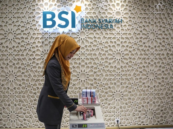 Karyawan menunjukan uang pecahan seratus ribu di BSI Kantor Cabang The Tower, Jakarta, Kamis (13/3/2025). PT Bank Syariah Indonesia Tbk (BSI) mengalokasikan kebutuhan uang tunai selama periode 1 Maret - 7 April 2025 mencapai Rp 42,88 triliun atau mengalami peningkatan sekitar 14 persen dibandingkan periode Ramadhan tahun lalu. ANTARA FOTO/Asprilla Dwi Adha/YU