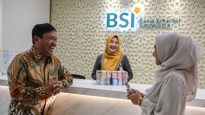 Karyawan menunjukan uang pecahan seratus ribu di BSI Kantor Cabang The Tower, Jakarta, Kamis (13/3/2025). PT Bank Syariah Indonesia Tbk (BSI) mengalokasikan kebutuhan uang tunai selama periode 1 Maret - 7 April 2025 mencapai Rp 42,88 triliun atau mengalami peningkatan sekitar 14 persen dibandingkan periode Ramadhan tahun lalu. ANTARA FOTO/Asprilla Dwi Adha/YU