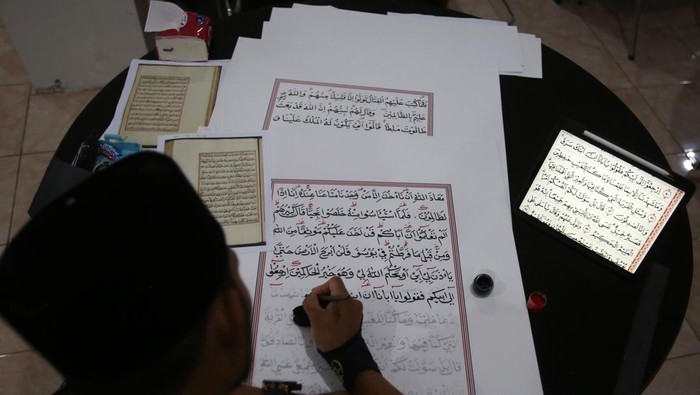 Penyalinan Naskah Manuskrip Mushaf Baiturrahman Sejumlah Kaligrafer melakukan penulisan Naskah Manuskrip Mushaf Baiturrahman di Unit Pelaksana Tehnis Daerah (UPTD) Pengembangan dan Pemahaman Al Quran Dinas Syariat Islam Aceh, di Banda Aceh, Selasa (11/3/2025). Penulisan ulang Naskah Manuskrip Mushaf Baiturrahman peninggalan masa Kesultanan Aceh abad 18 yang naskah aslinya tersimpan di National Museum of Ethnology, Leiden, Belanda itu menggunakan salinan digital dan akan dijilid menjadi Kitab Al Quran berukuran besar dan turut dipamerkan pada kegiatan Aceh Ramadhan Festival tanggal 12 - 17 Maret 2025 di Masjid Raya Baiturrahman. ANTARA FOTO/Ampelsa/foc.