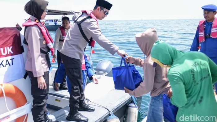 Penyerahan bansos oleh Kapolres Situbondo ke nelayan di tengah laut