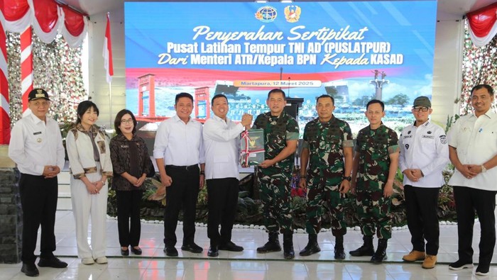 Penyerahan sertifikat tanah untuk Puslatpur di OKU Timur.