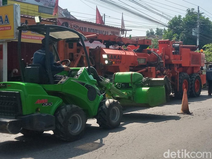 Perbaikan Jalan Ki Ageng Gribig Klaten arah exit tol, Kamis (13/3/2025) siang.
