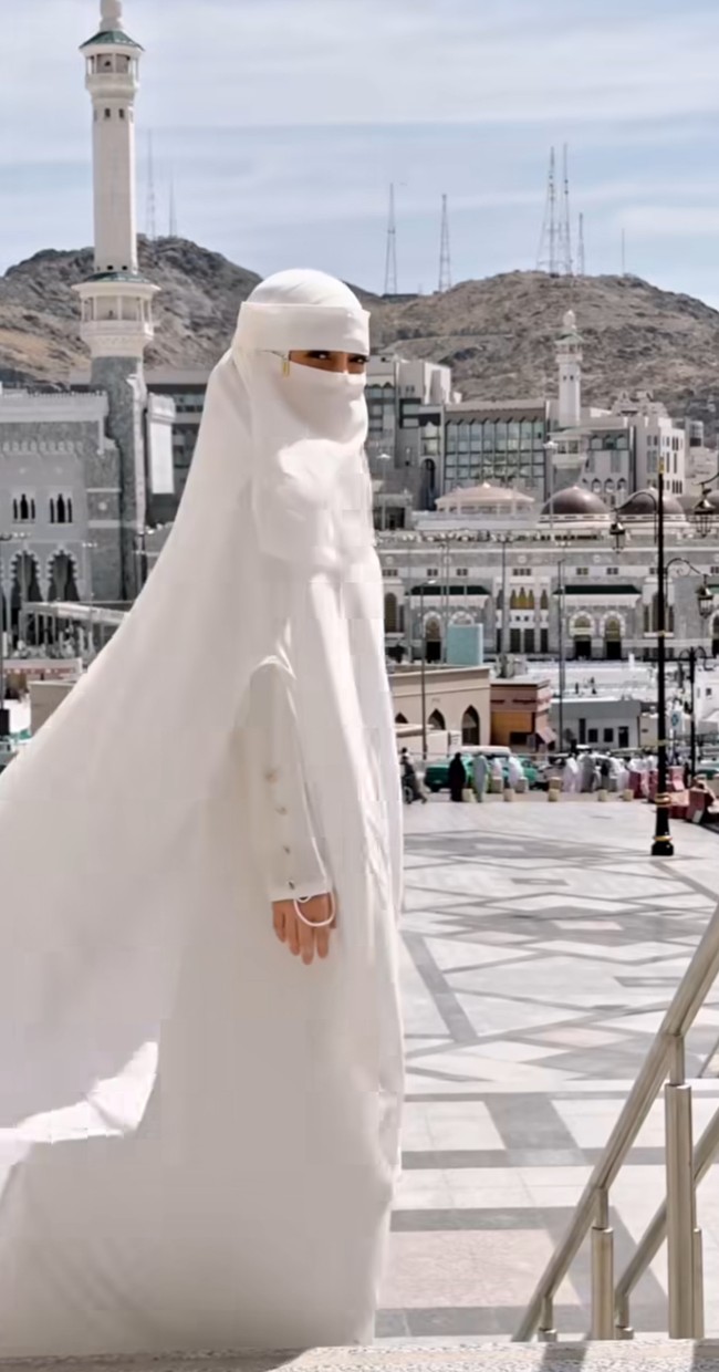 Selebriti Celine Evangelista mengunggah foto dirinya bercadar saat umrah. Foto tersebut disertai keterangan dua kalimat syahadat yang seolah mengisyaratkan Celine kini telah mualaf alias memeluk agama Islam. Foto: Dok. Instagram @celine_evangelista.