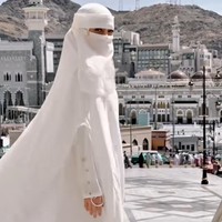 Selebriti Celine Evangelista mengunggah foto dirinya bercadar saat umrah. Foto tersebut disertai keterangan dua kalimat syahadat yang seolah mengisyaratkan Celine kini telah mualaf alias memeluk agama Islam. Foto: Dok. Instagram @celine_evangelista.