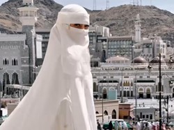 7 Foto Gaya Celine Evangelista Pakai Cadar Saat Umrah, Sudah Jadi Mualaf