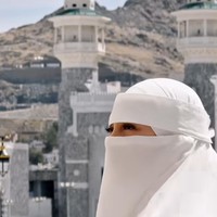 Melalui video Reels, Celine menuliskan keterangan dua kalimat syahadat beserta artinya. Ia pun tak kuasa menahan tangis dan haru saat berada di Tanah Suci. Foto: Dok. Instagram @celine_evangelista.